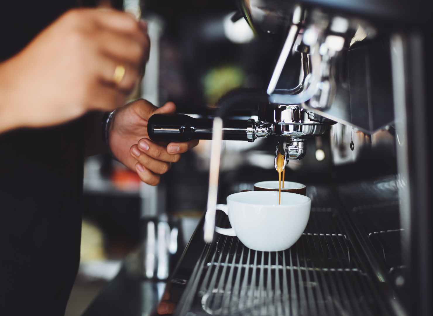 Person laver espresso på manuel espressomaskine