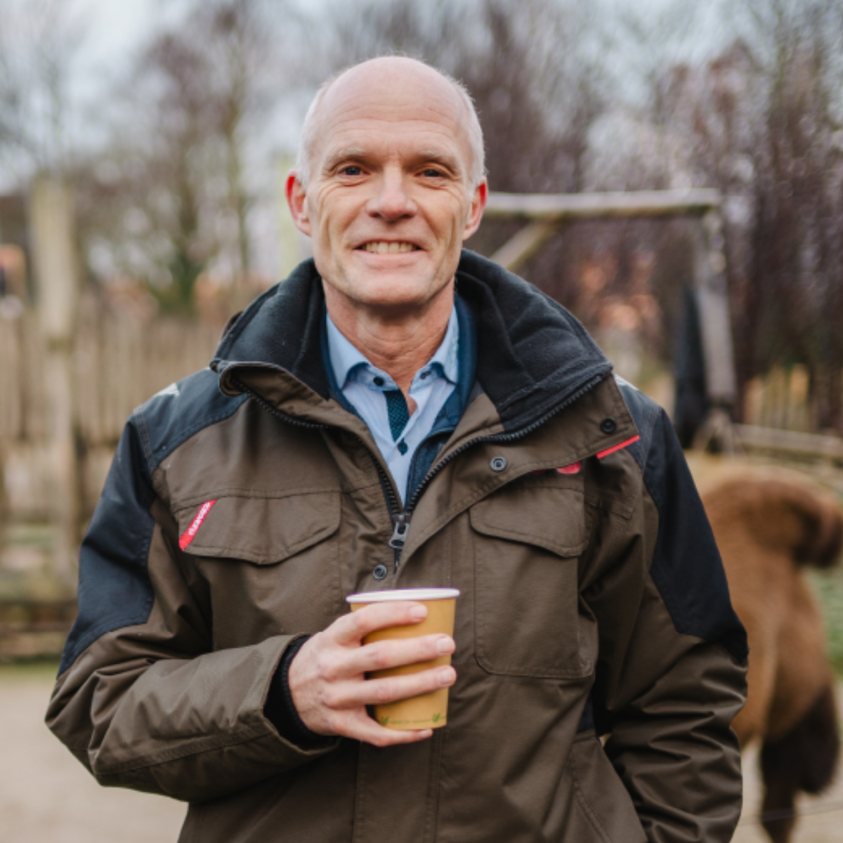 Odense Zoo medarbejder drikker kaffe og smiler