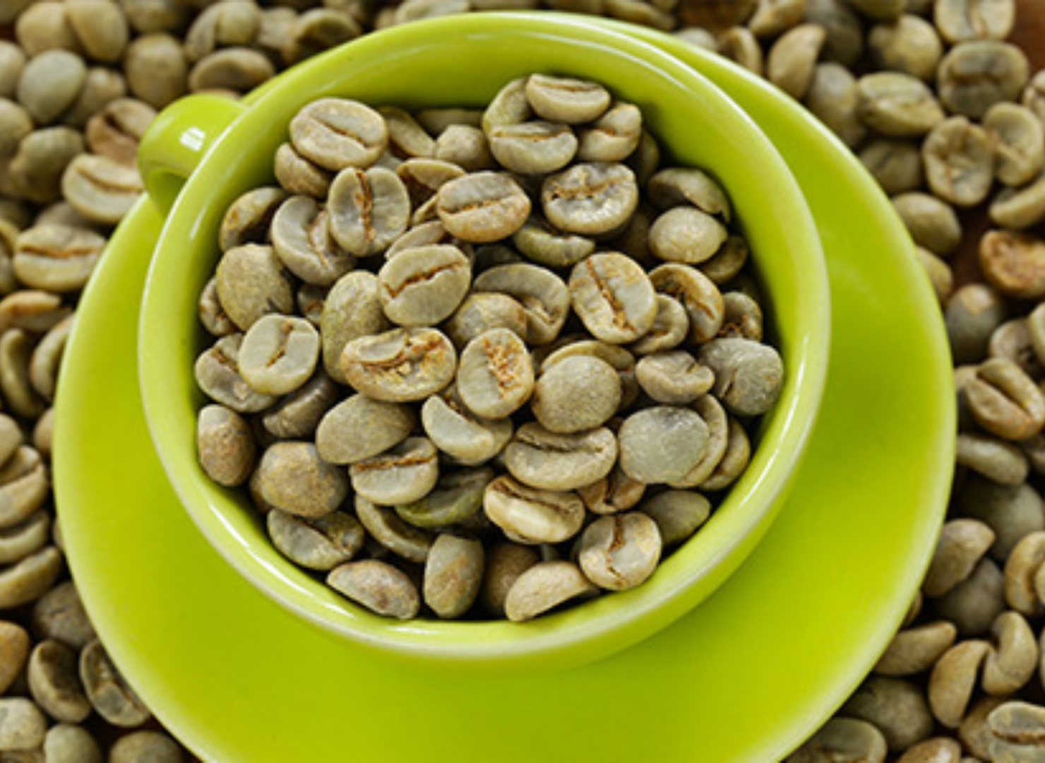 Grønne kaffebønner i en grøn kop