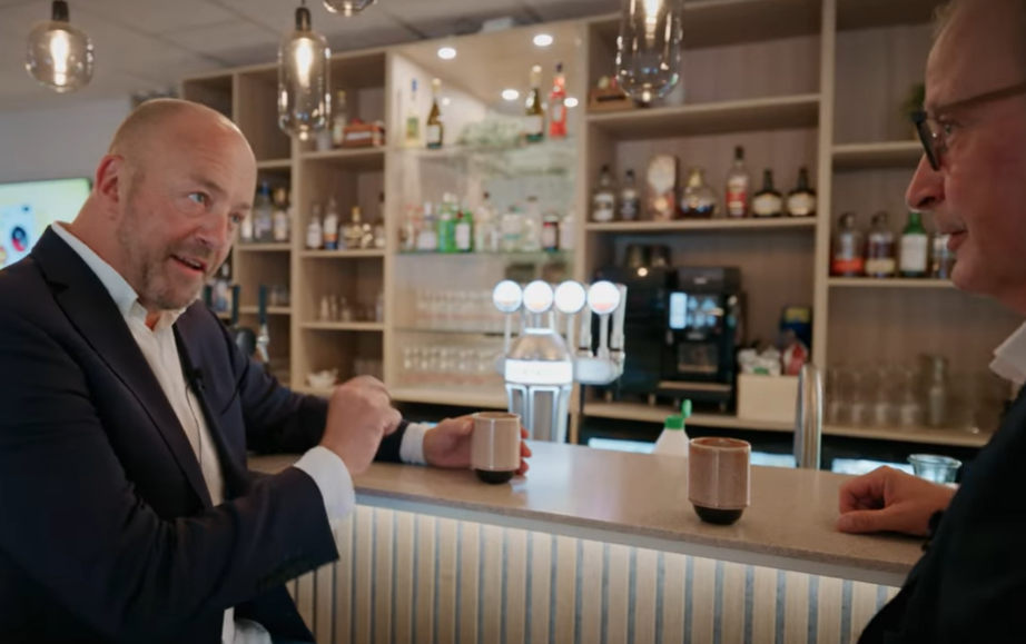 to mænd drikker kaffe sammen