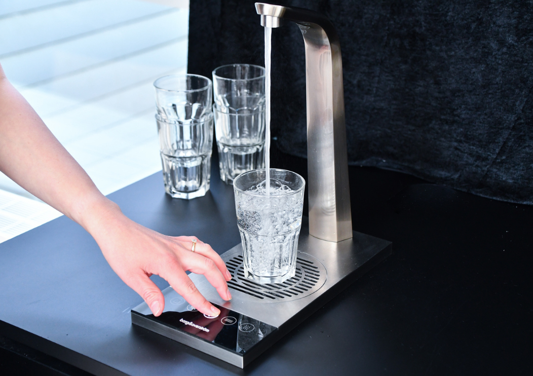 Glas med vand på en vandmaskine