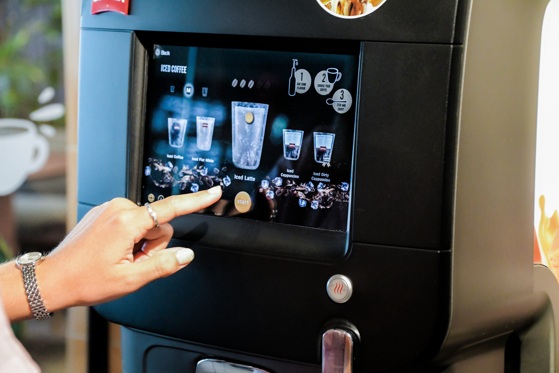 Kvinde trykker på kaffemaskine
