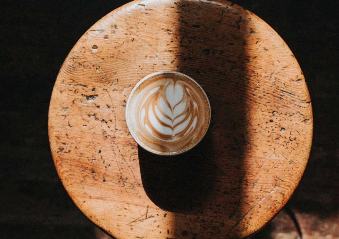 Cappuccino på et bord