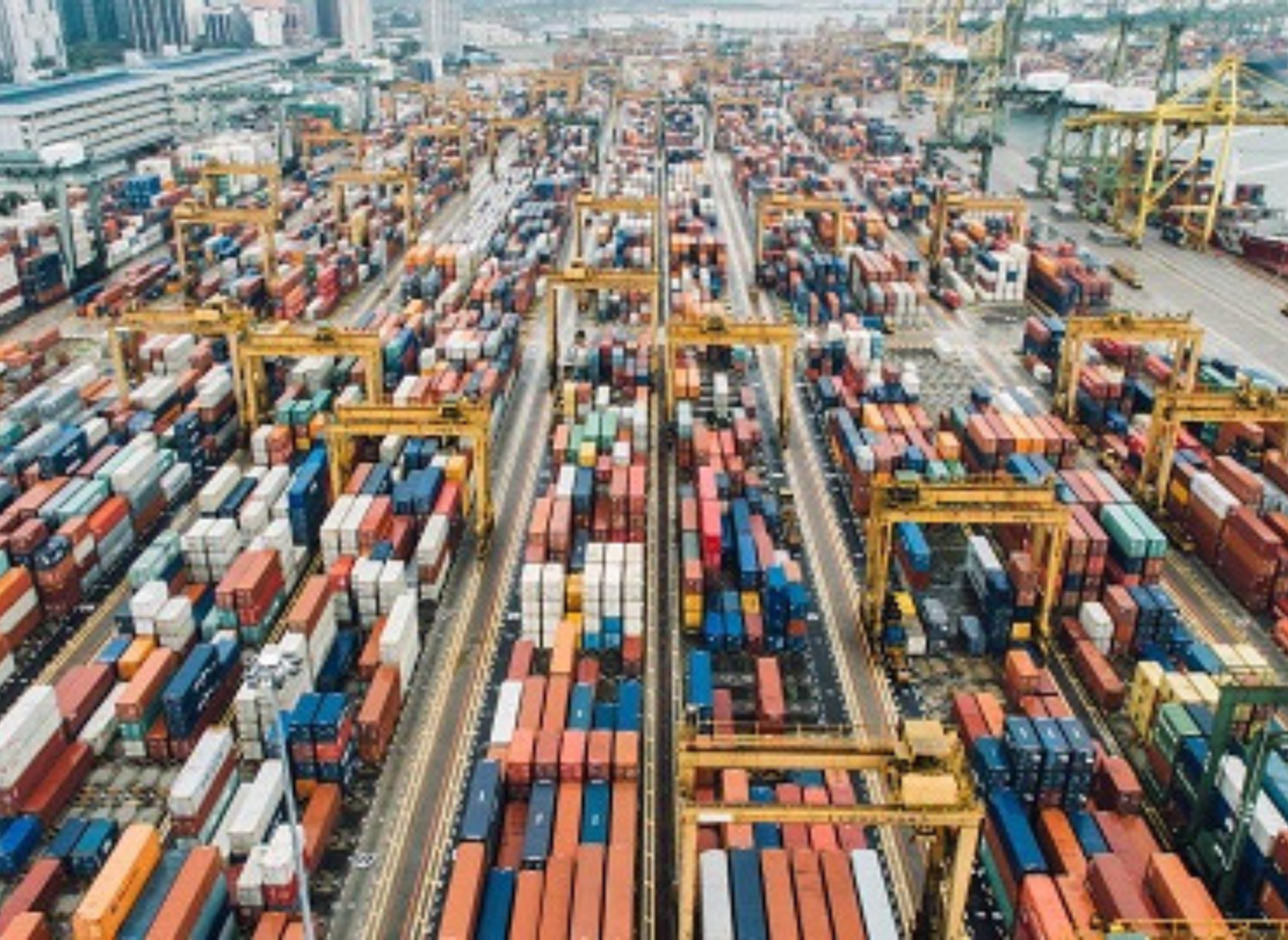 Mange skibscontainer ses oppefra.