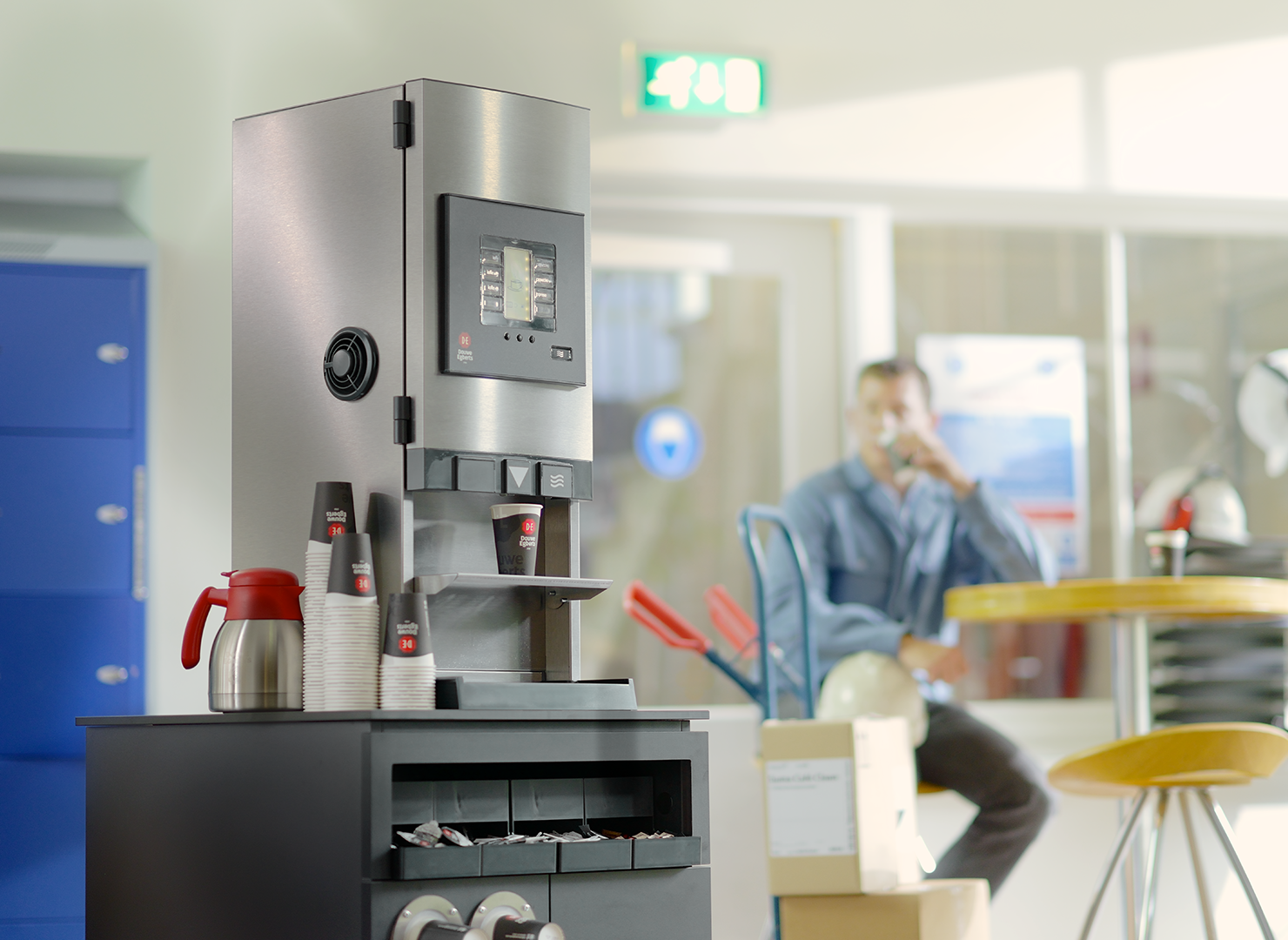 instantkaffemaskine på arbejdsplads