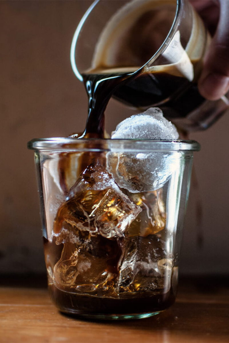 Step by step - hvordan du laver en iskaffe med tonic
