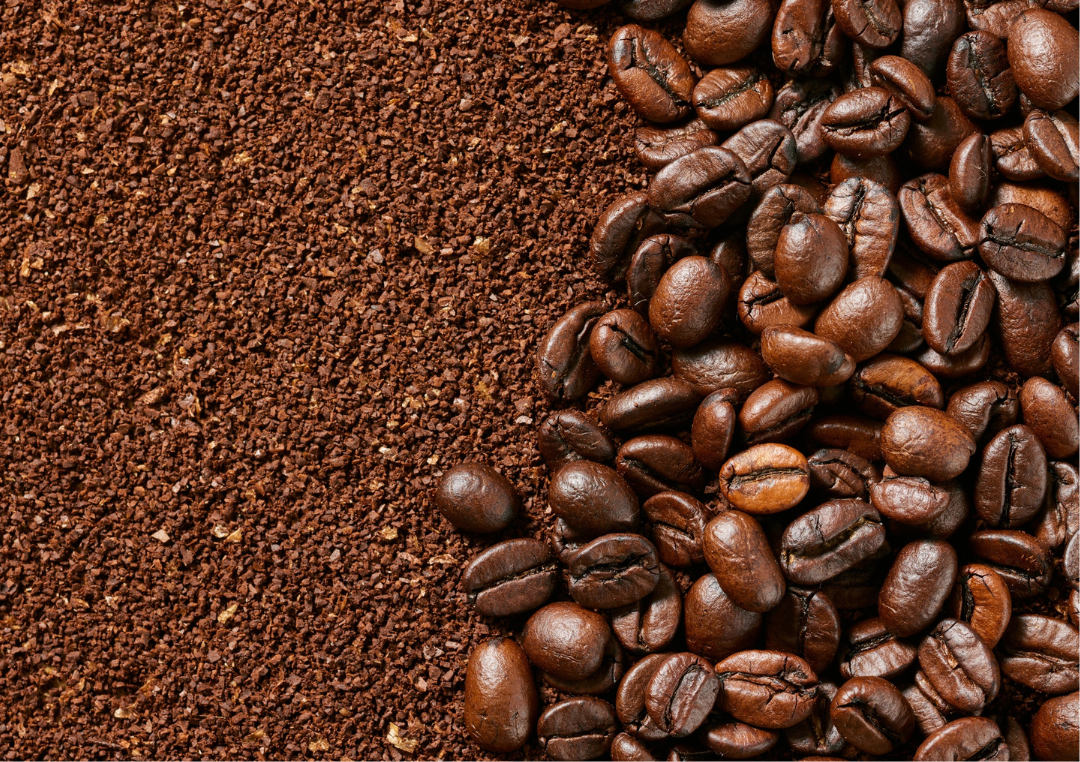 Hele kaffebønner med kværnet fin kaffe