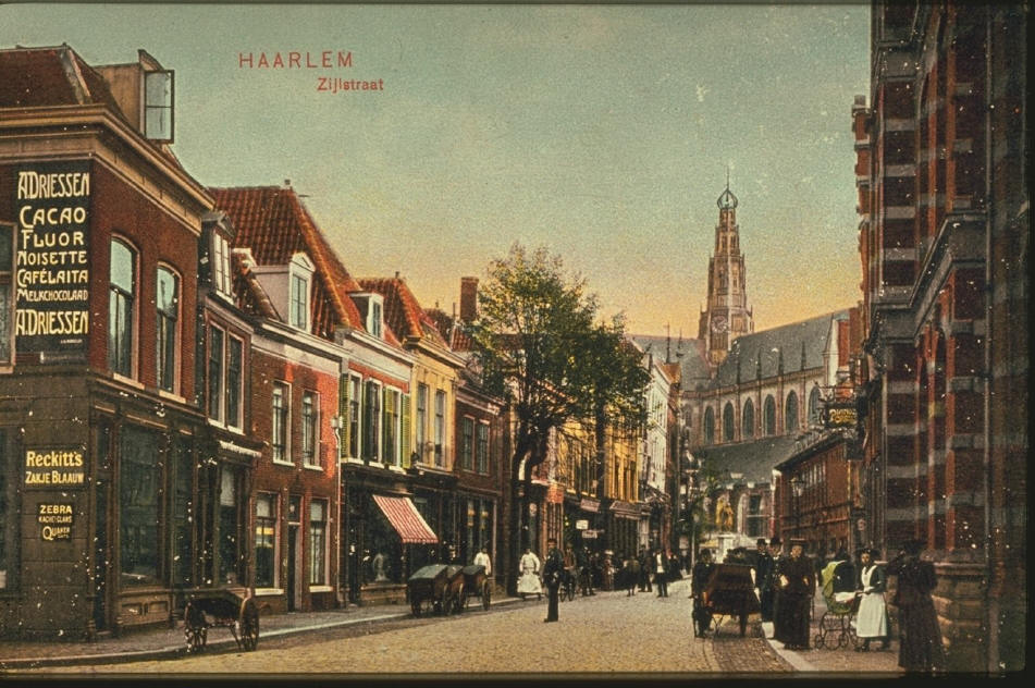 “Gade i Haarlem med mennesker, hestevogne og kirketårn i baggrunden