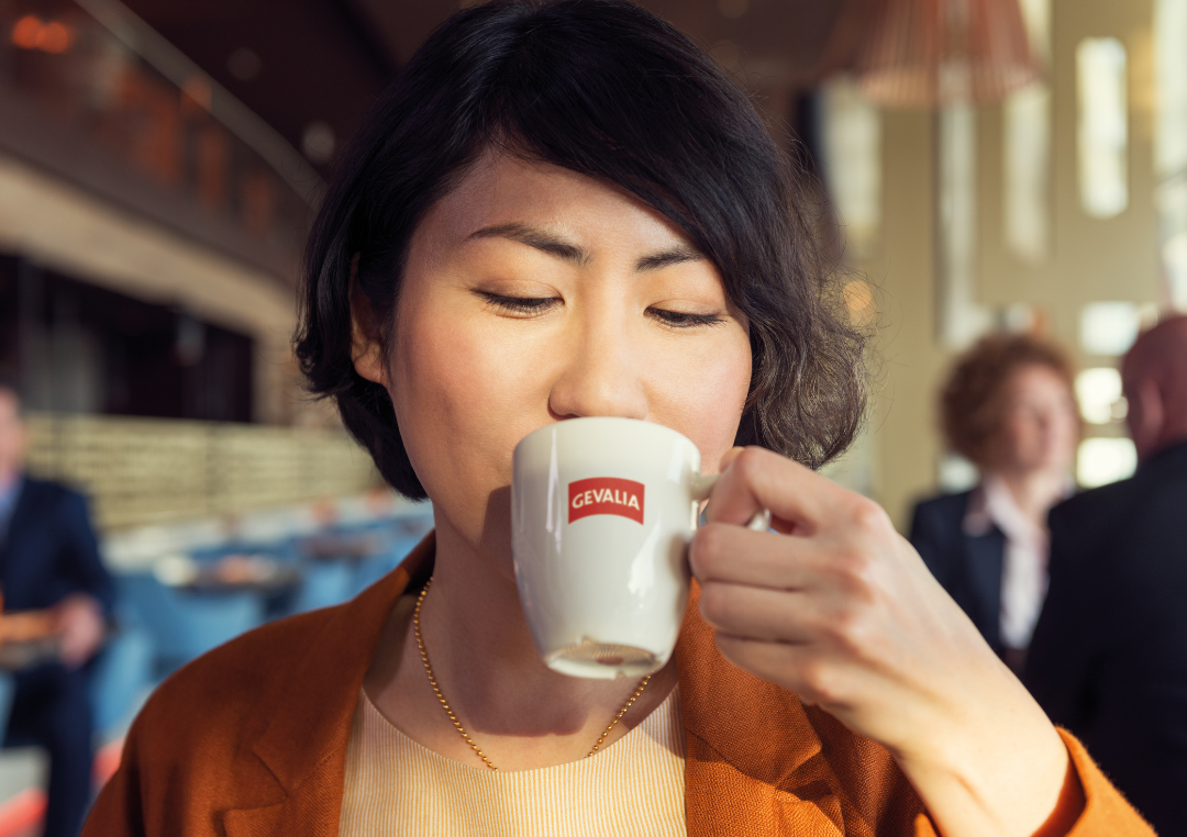 Kvinde drikker Gevalia kaffe fra kop