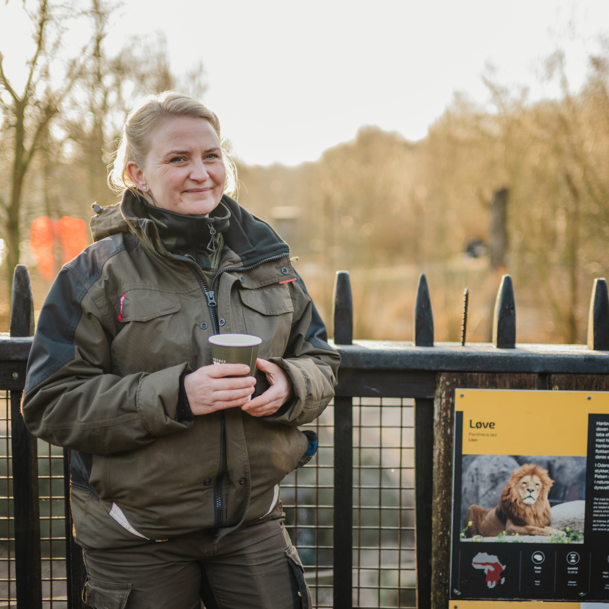 Odense Zoo medarbejder holder kaffekop
