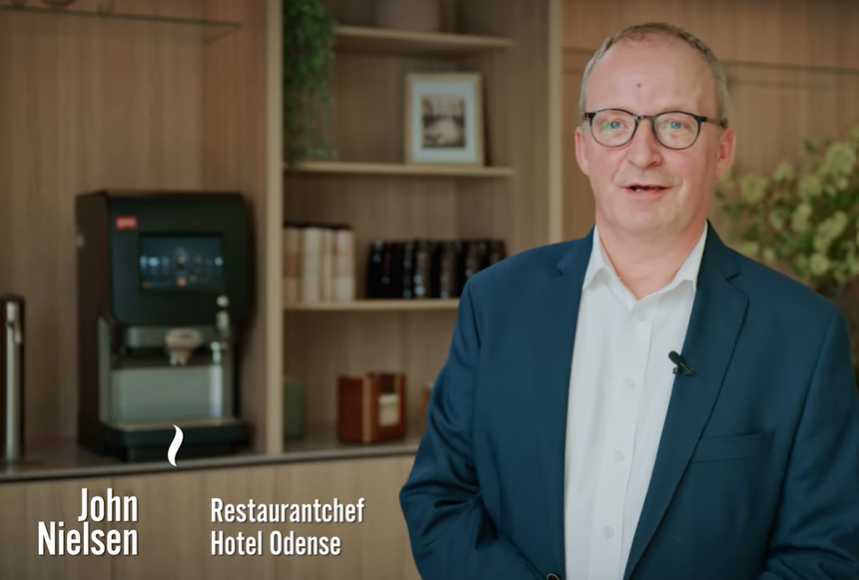 Restaurantchef står op og snakker