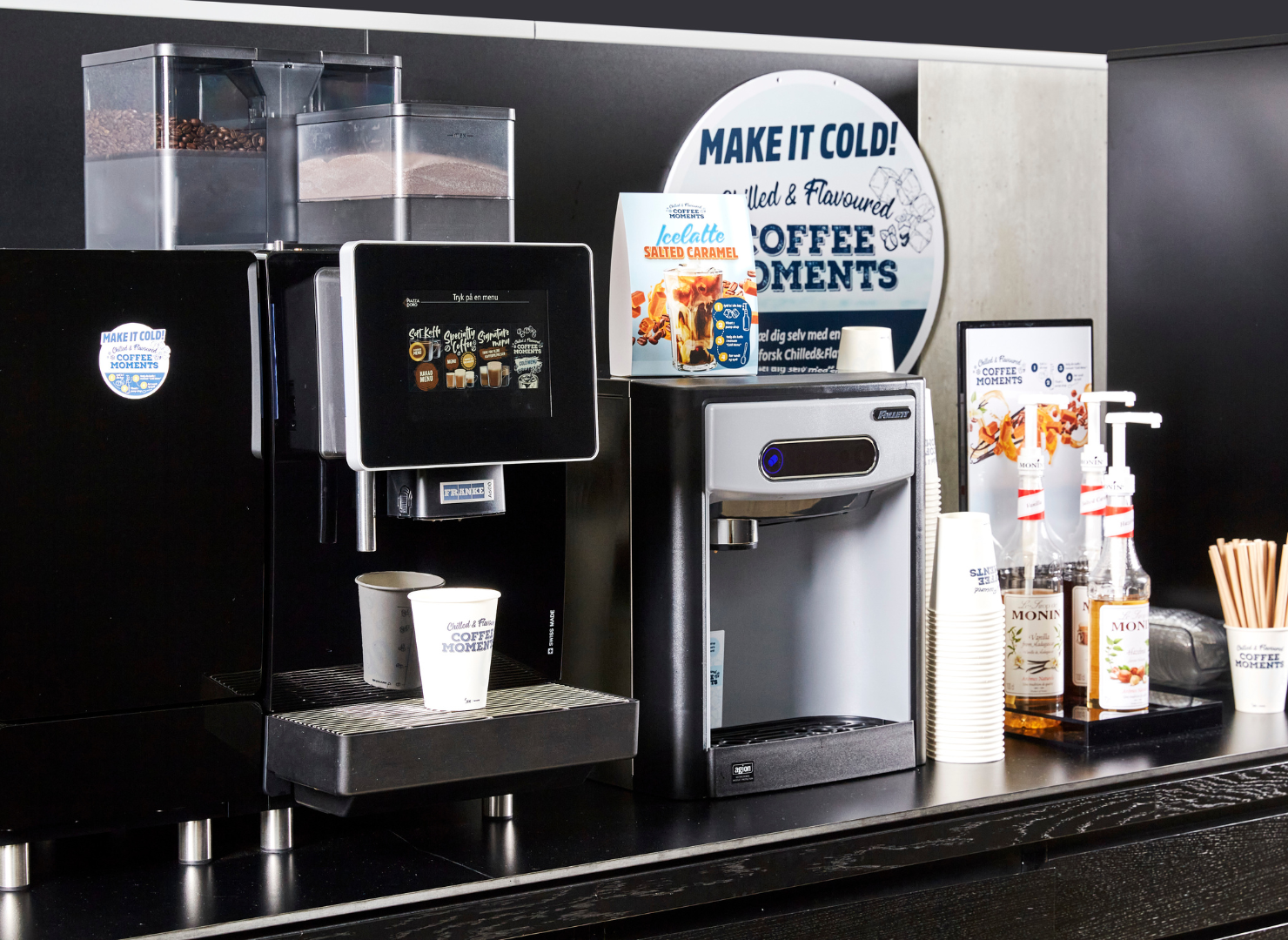 Chilled and flavoured kaffe set-up ved kaffemaskine