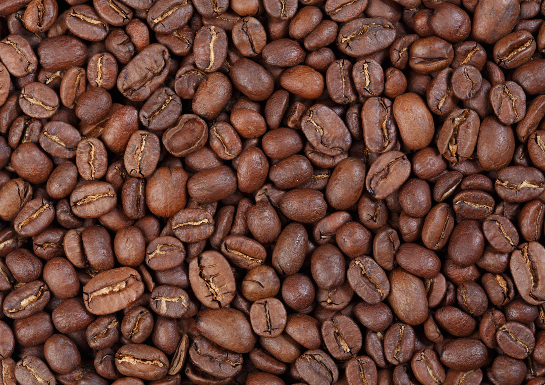 En masse mellemristet kaffebønner ligger sammen