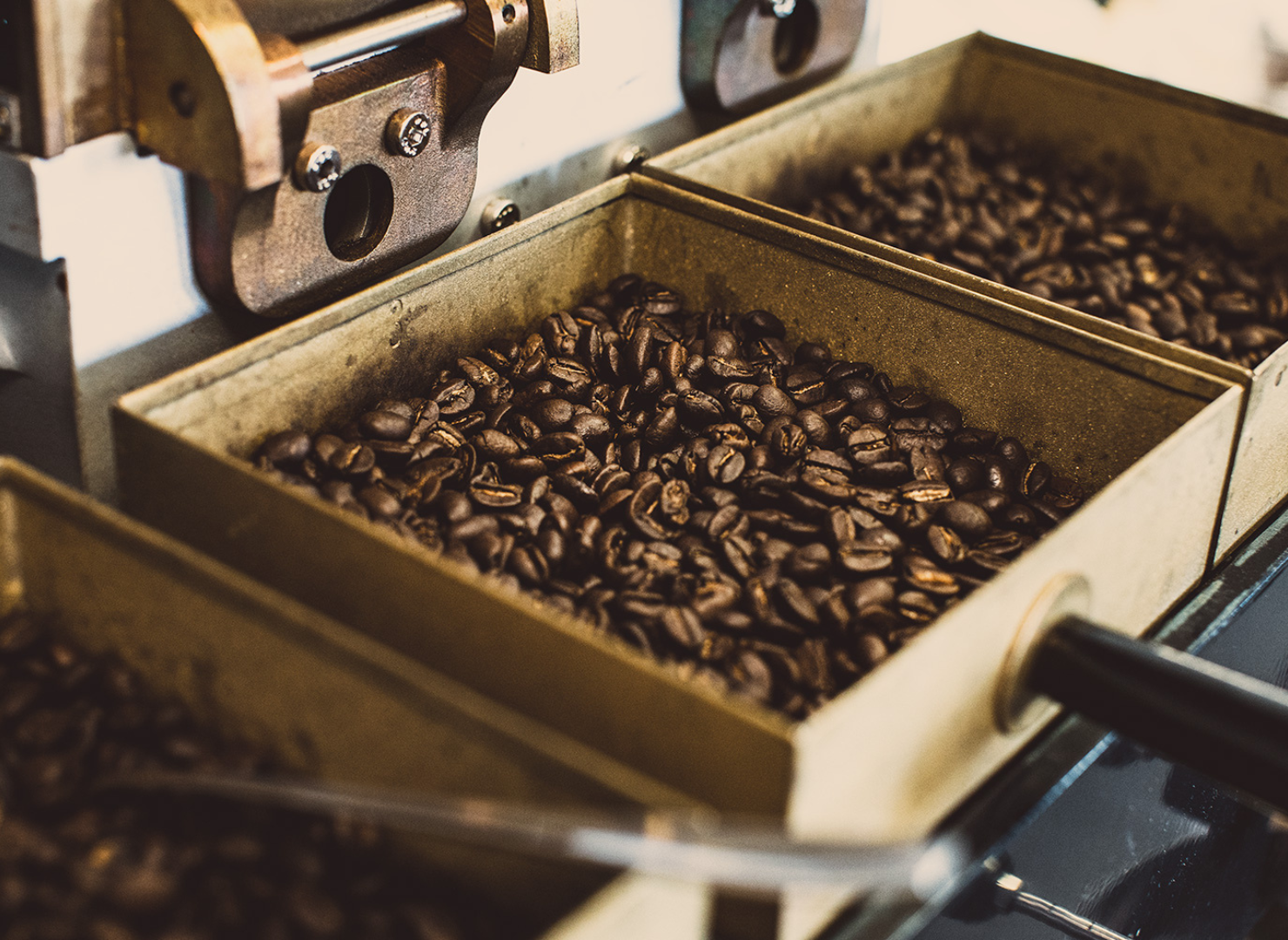 Kaffebønner ligger i bakker ved siden af hinanden