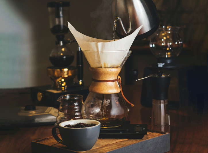 Kande hælder vand i slow brew kande