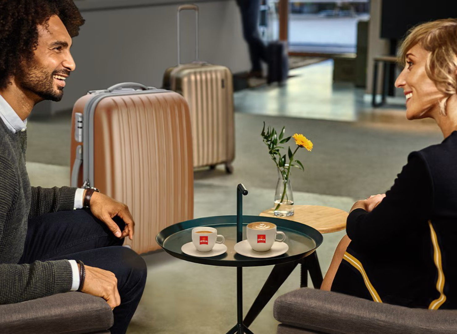 To mennesker drikker kaffe på cafe